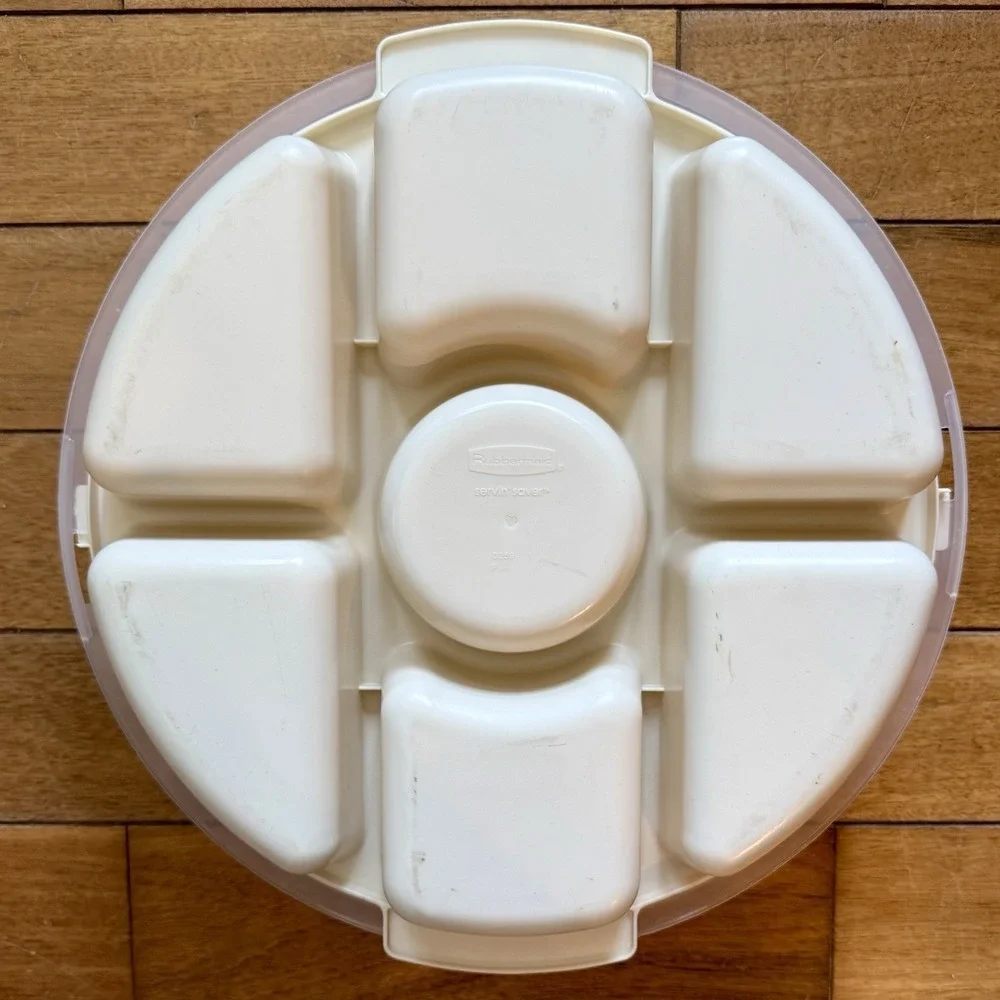 VTG Rubbermaid 7 Slot Servin Saver Fruit Veggie‎ Chip Dip Tray Locking Lid 0259